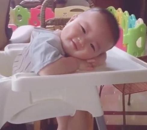 宝宝|喂完娃妈妈抢时间吃饭,回头看到宝宝的眼神,宝妈:再累也值得