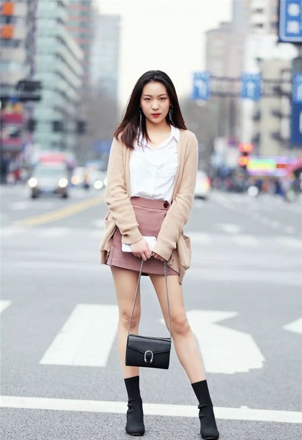 太阳帽|街拍:美女戴一个太阳帽,帅气的牛仔装搭配,看上去清新自然