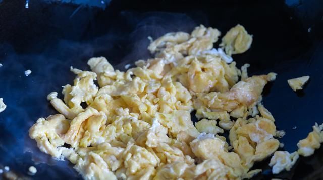 炒鸡蛋时,不能直接下锅,多加一步,鸡蛋滑嫩无腥味,越吃越香