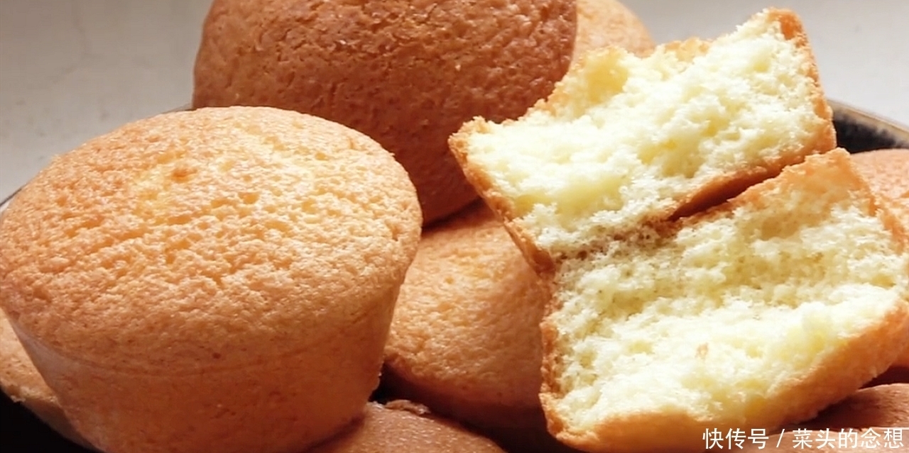 想吃小蛋糕不用买，4个鸡蛋半碗面粉，教你简易做法，蓬松又香甜