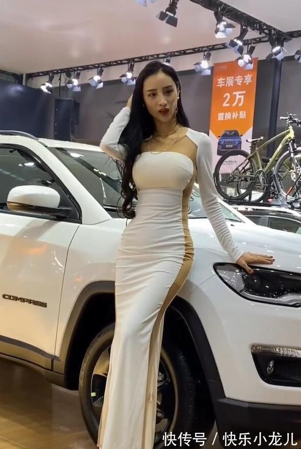穿搭|白白微胖的气质女孩,一看就是贤妻良母型的,好想帮她买杯奶茶