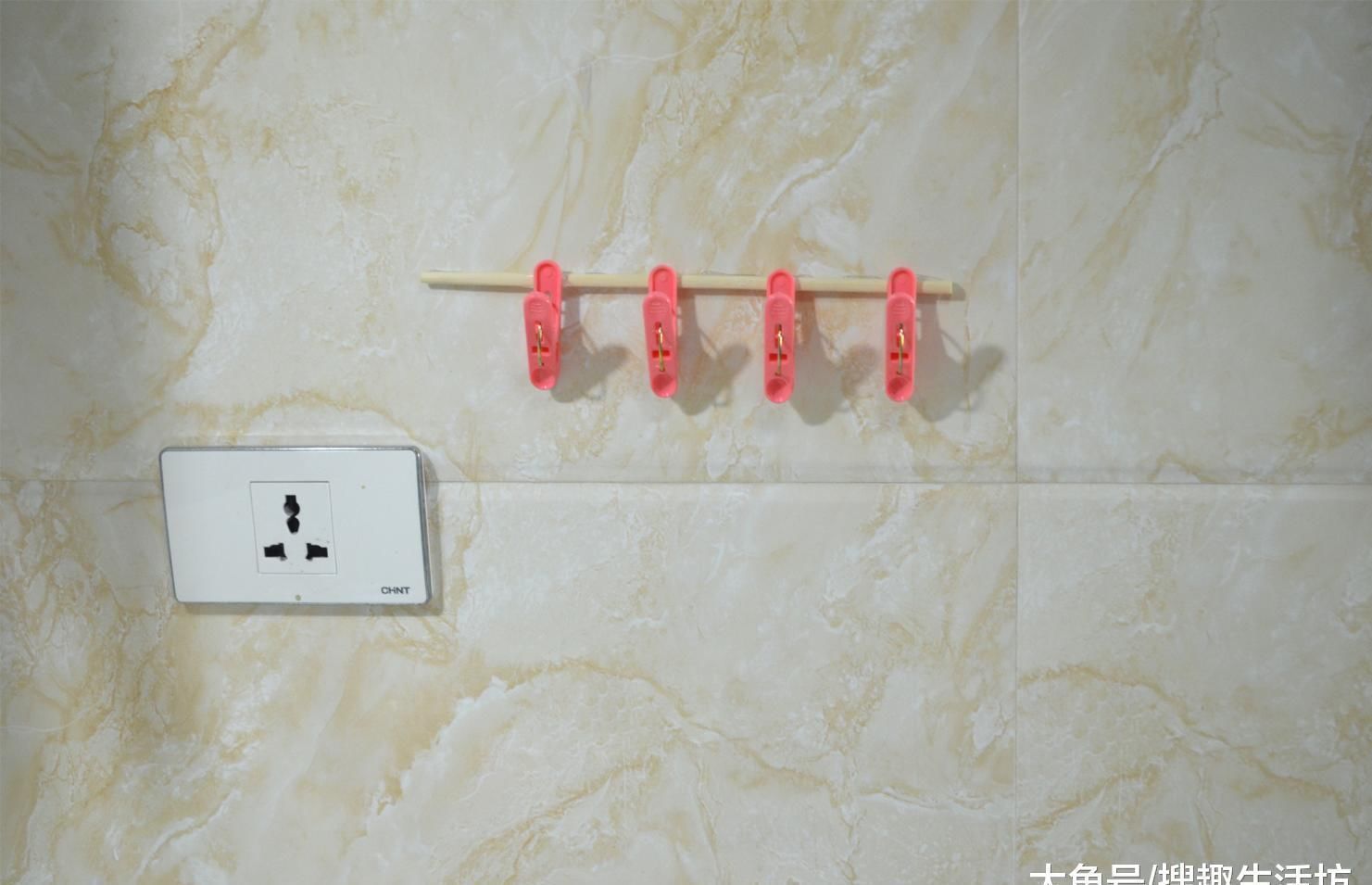 卫生间|塑料夹子粘在筷子上, 放在卫生间有大用处, 解决了家家户户的烦恼