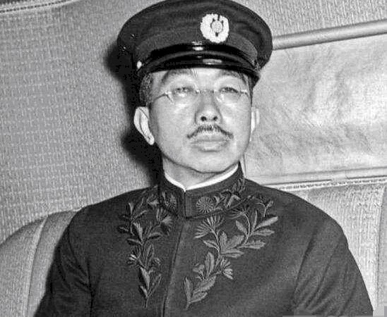 美军|日本投降美军上将问天皇:你咋不去剖腹?天皇厚脸皮淡定说4字让人不齿