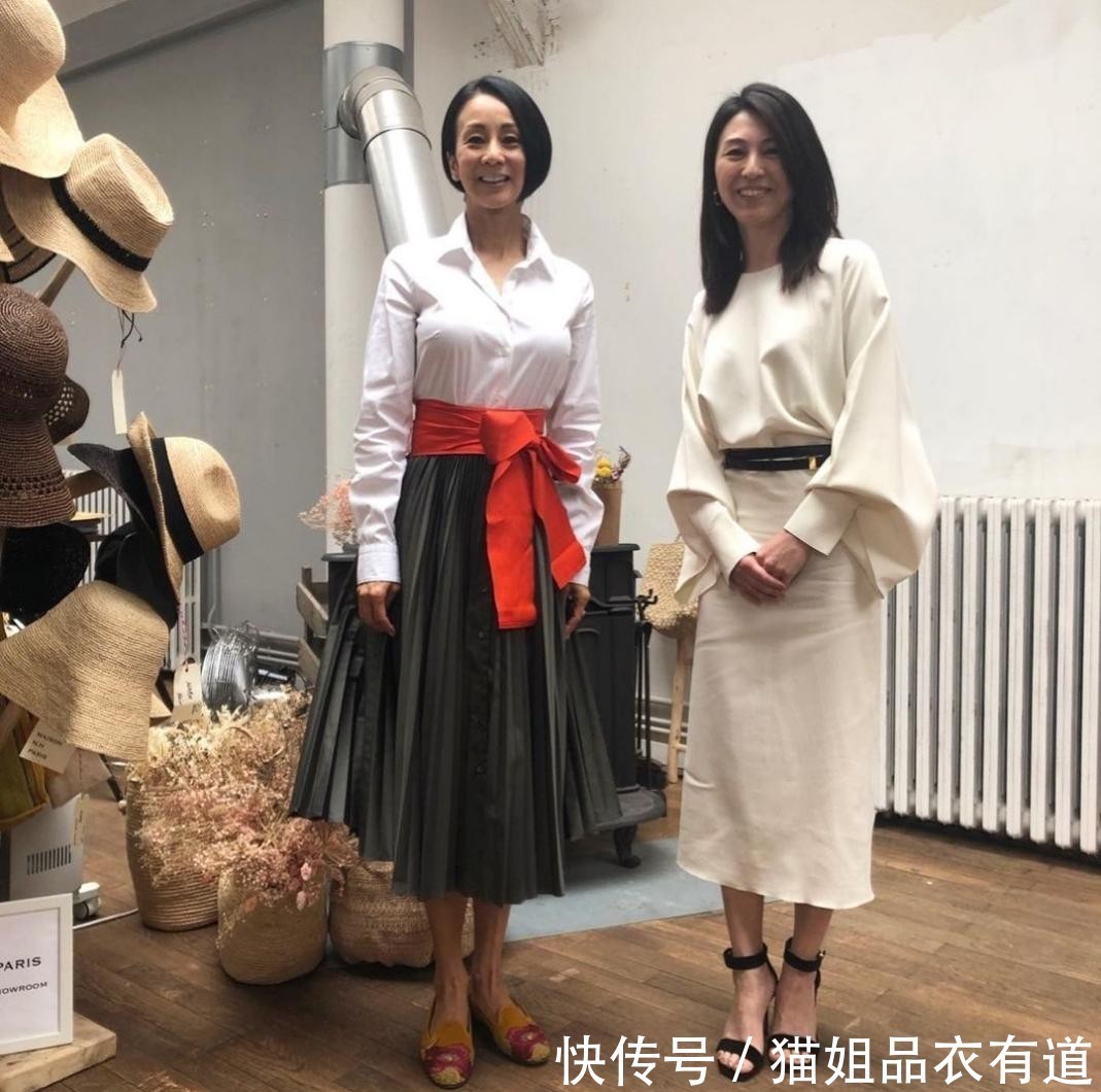 谁说53岁就是奶奶?看看这位大龄博主的优雅穿搭,揭露时髦真相