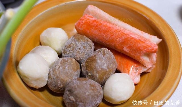 天冷|天冷就爱这一锅,端上桌还咕嘟嘟冒着热气,想吃啥锅里都有