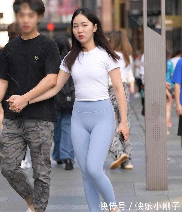 搭配 束腰贴身的瑜伽裤,修身的版型凸显身材,非常不错