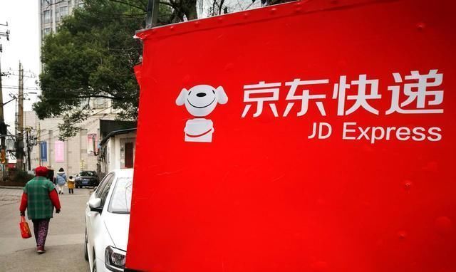 京东|刘强东曾承诺干满5年买房,如今京东0001号快递员,过得如何