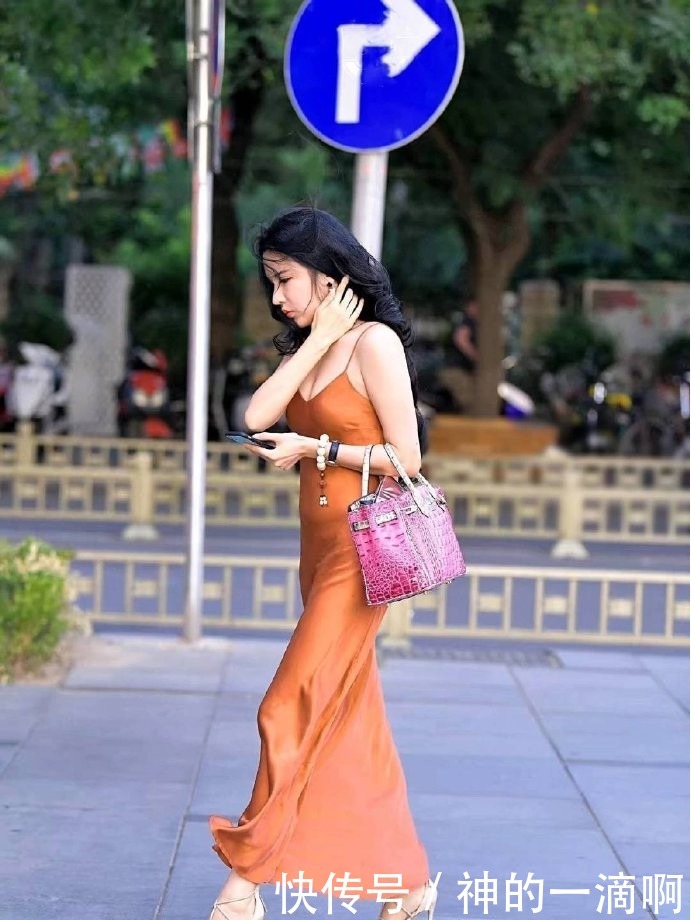 走路|这“一米六”的紧身裙一穿,走路都“迈不开脚”,为了美真够拼的