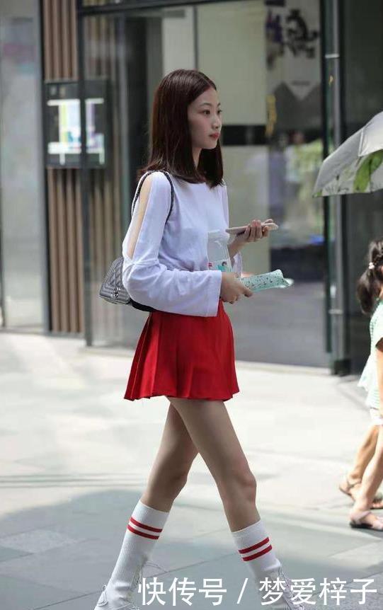 凸显青春气息的红色百褶裙，搭配白色T恤，清纯甜美、超有元气