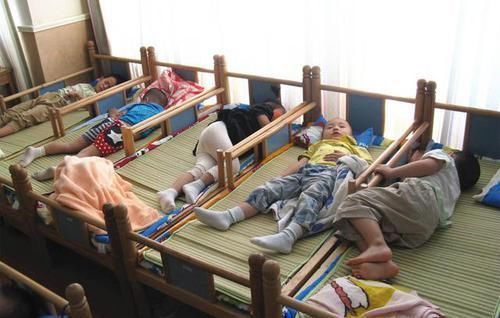 冯女士|家长看完幼儿园午睡实拍,再也不买这种衣服了,你家没准也有