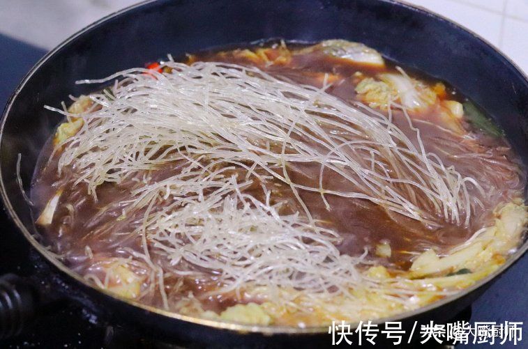 ?做白菜炖粉条，别搞错了顺序，教你3个技巧，做出地道“东北味”