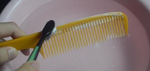 在梳子上涂抹牙膏，作用真厉害，我也是刚知道，快回家试一试