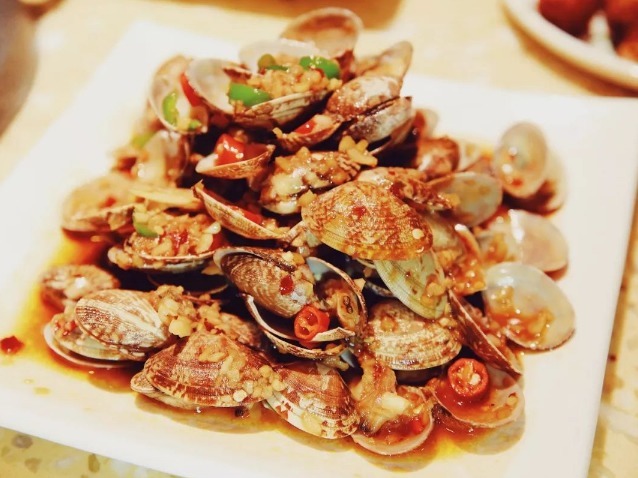 爆炒|蛤蜊吐沙别焯水,肉会变老,老渔民教你方法,快速吐沙,鲜嫩美味