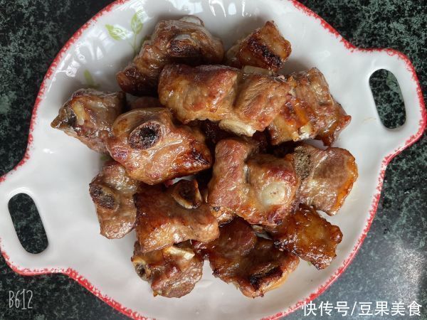 蜜汁烤猪排|简单易做的蜜汁烤猪排（烤箱版），让人吃了还想吃