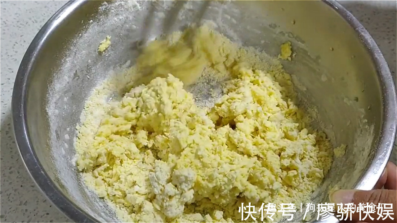 油酥|玉米面油酥饼做法,加多一种材料,口感丰富,吃着蓬松柔软,真香