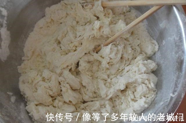 蒸馒头,只加酵母是错误的,掌握3个小技巧,馒头更香软更好吃