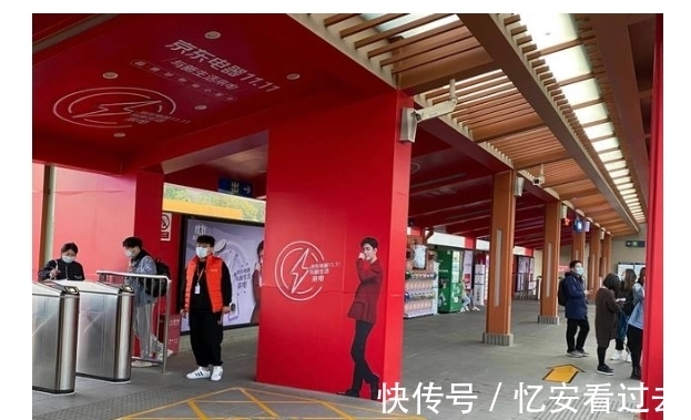 品牌“霸霸”集體撒花，粉絲的注意力卻放在了肖戰的腳上