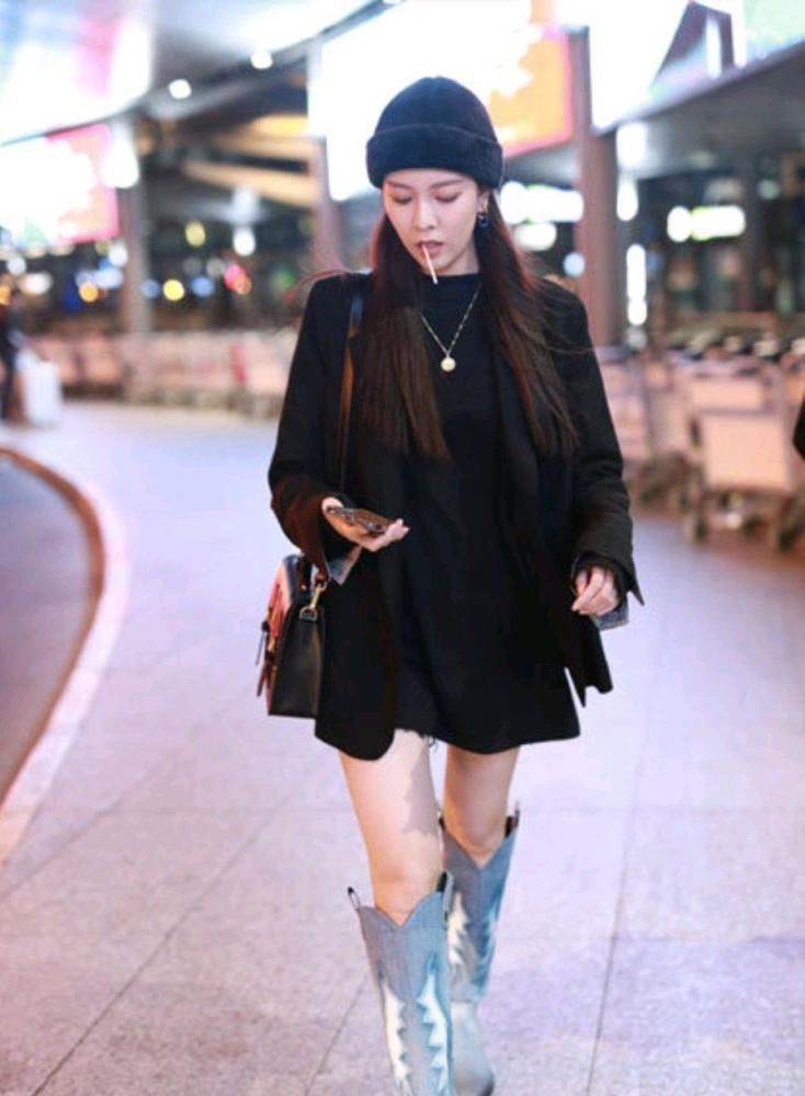 今冬超火的一对鞋子,叫“骑士靴”,帅气时髦,女明星都在穿!