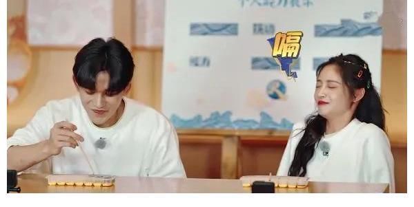 周洁琼|为何杨颖喝可乐时导演拉远镜头?放大十倍看清嘴部,真相一目了然