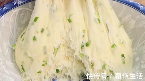 面团|面粉不要蒸馒头了,加一把小葱进去,一次做18个,家人都爱吃
