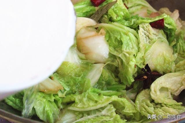 正确做法|白菜炖豆腐时，先炖白菜还是先炖豆腐？大厨教您正确做法，真好吃
