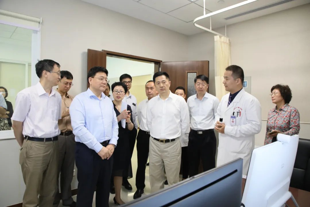 顾建英|顾建英：先行先试立潮头，肩负守护一方百姓健康重任｜致敬中国医师节·健康中国地铁专列海报故事