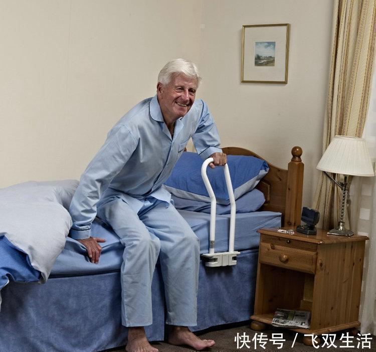 老人|老人早上醒来,第一件事不是排便,也不是喝水,越早知道越好