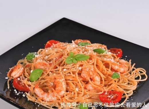 蒜香奶油虾仁意面拍照好看的做法