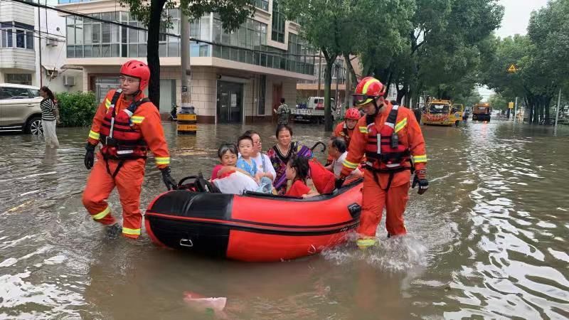 廊下镇|金山部分小区积水严重，孕妇老人被困家中，消防救援紧急出动