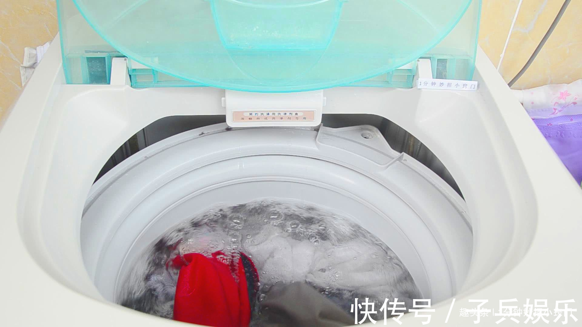 洗衣服时不要只放洗衣粉,教你一个诀窍,洗完后跟新买的一样干净