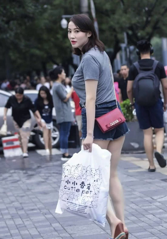 t恤 丰满时尚女人味十足,牛仔短裤简单搭配,三十岁女人才有的魅力