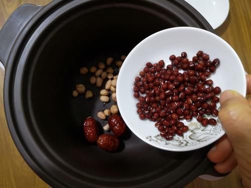 红豆和“它”一起炖，皱纹消失了，嘴巴不臭了，秀发变得乌黑亮丽