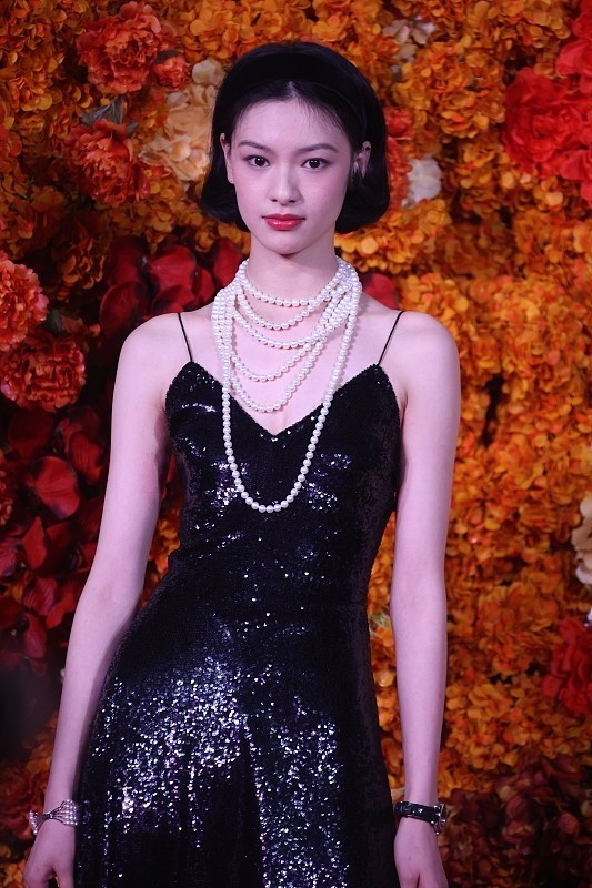 小黑裙 邱天真的“瘦得吓人”, 黑色吊带裙秀不出曲线感, 真的全靠颜值撑