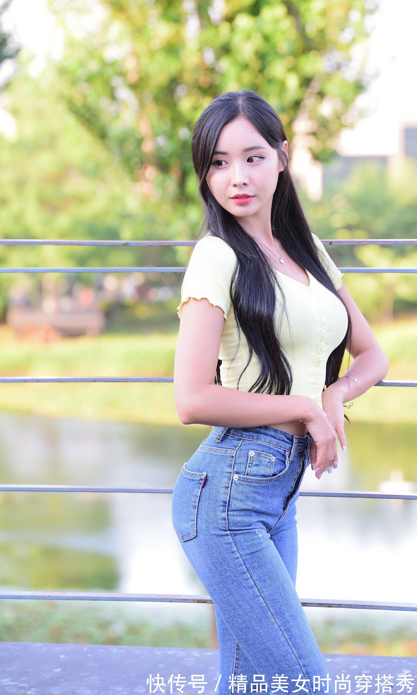 上衣 牛仔裤搭配什么样的上衣比较好看?这样的搭配就很时尚耐看