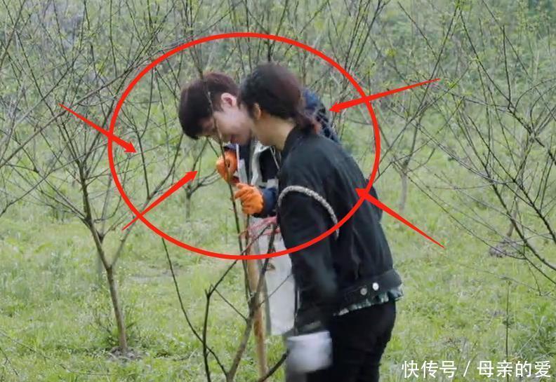 刘晓毅 杨紫跟张子枫唠家常,首位女嘉宾亮相,还跟张艺兴穿同款睡衣