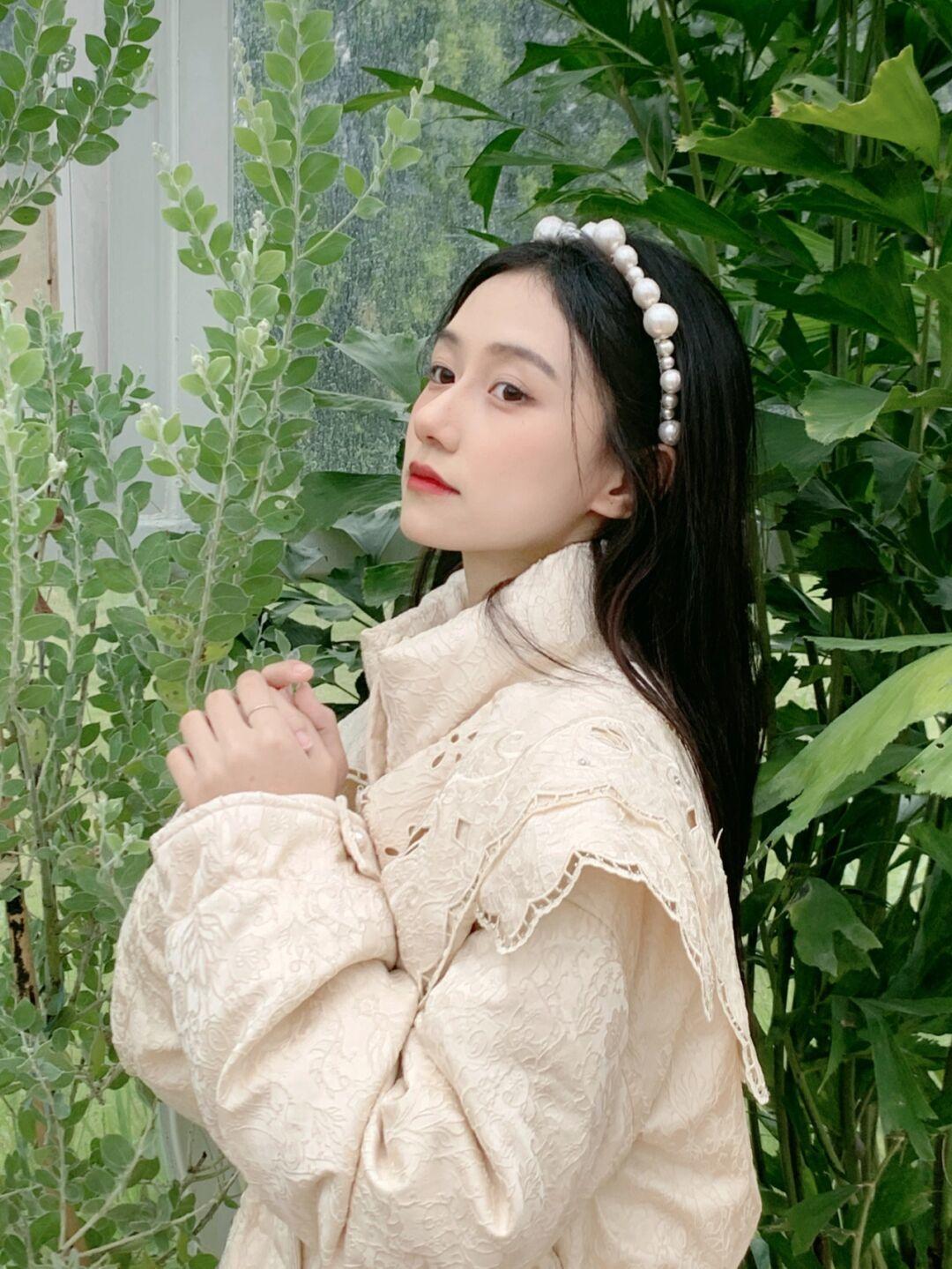 羽绒服|周末出去约会怎么穿得保暖又好看!不如试一试蕾丝花边羽绒服+格子半身裙