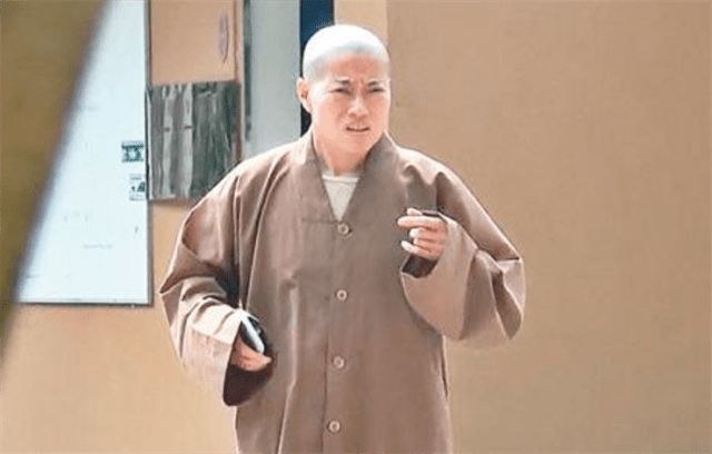 女主持#女主持开豪车,住别墅,还在僧袍里穿黑丝,和两个和尚结过婚