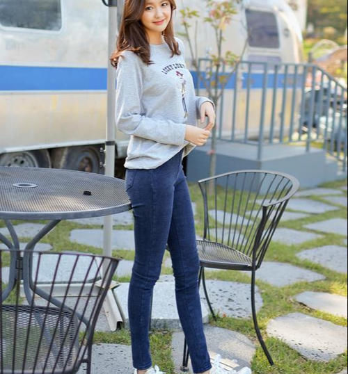 小姐姐穿上牛仔裤，穿出摩登个性的傲娇自信，尽显时尚范！