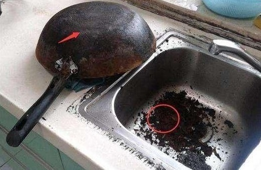 锅用久了,底部“黑垢”厚又硬教你1个“笨办法”,干净不费劲
