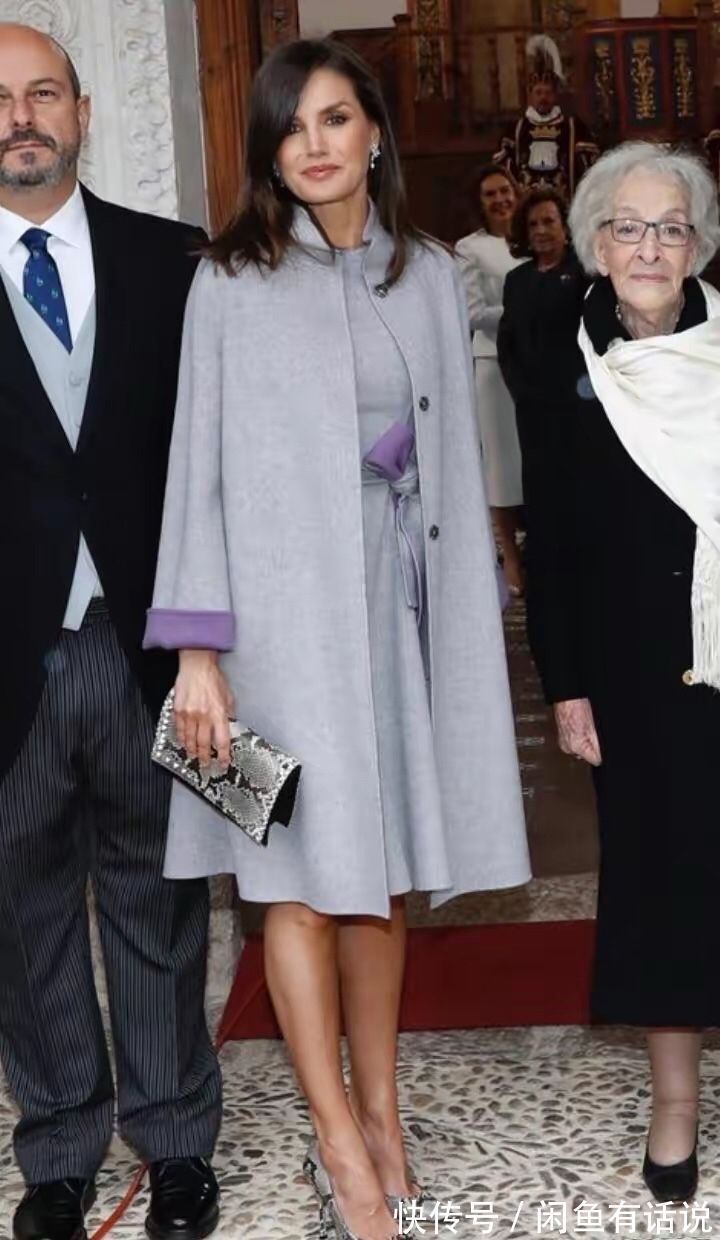 斗篷 大衣里配点什么好?看了西班牙王后的穿搭就知道,越基础越高级