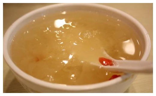 煮银耳羹，先放糖还是后放糖甜品店老板增加这步，胶多汤又浓