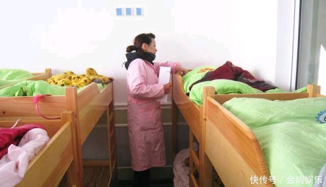 午觉|当妈妈检查幼儿园的监控时，她看到孩子在偷偷地做这件事，突然觉得很难过