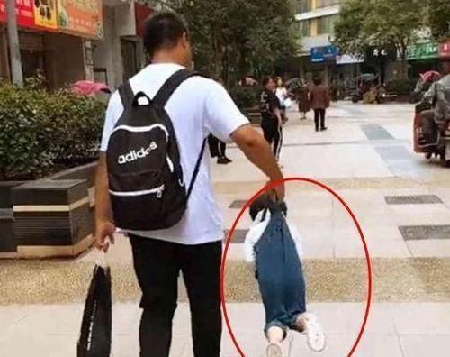 “背篓舅舅”意外走红,带娃搓麻将两不耽误,宝宝的表情太可爱