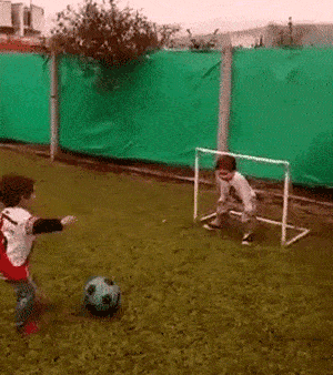 |搞笑GIF:你干嘛无缘无故扇我,不知道会扇得手疼吗?