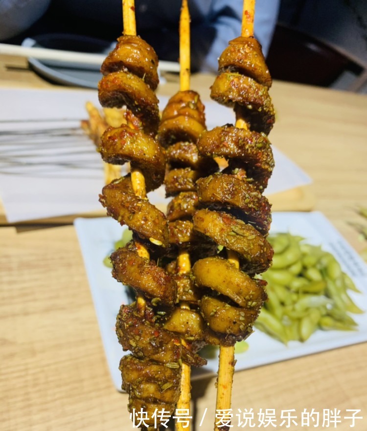 可以边听歌看电影的烧烤店