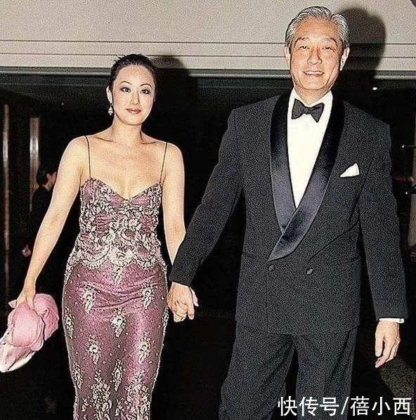 穿搭|章小蕙就算低调也满身尤物气场，穿印花裙配长卷发，妥妥的贵妇感