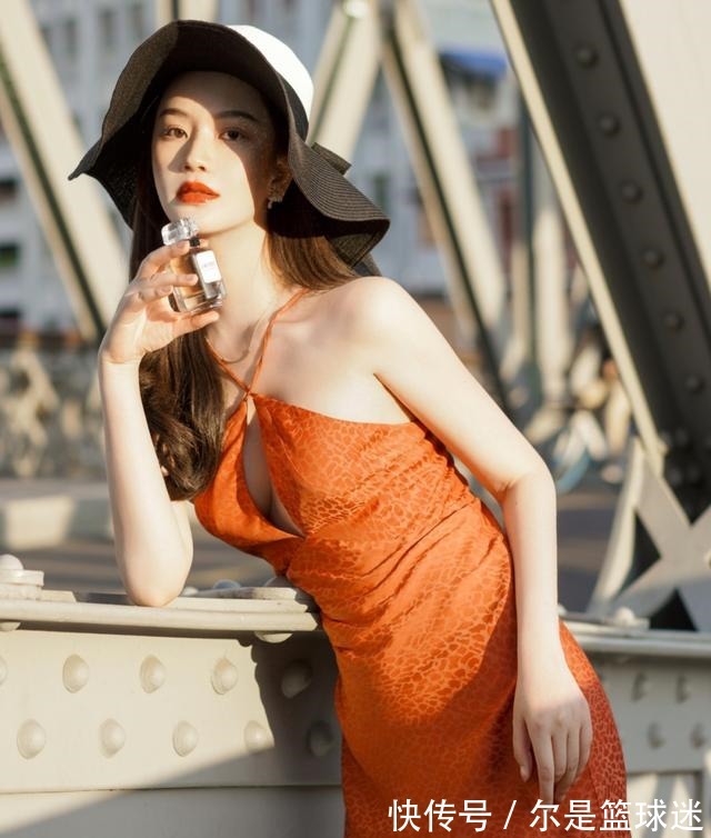 高跟鞋 吊带裙要穿“镂空”的,度假风造型尽显法式优雅气息,慵懒又性感!