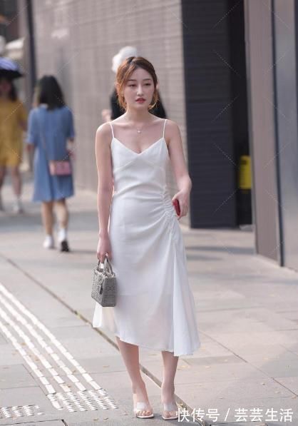 气质|吊带连衣裙,配上高跟鞋和灰色包包,显示出了美女的“青春气质”