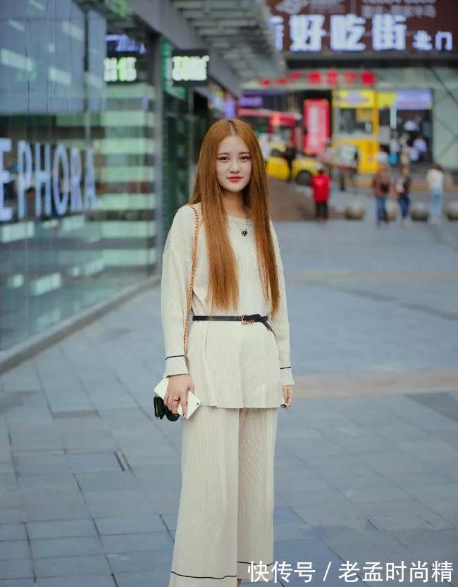 微胖 街拍:小姐姐高跟鞋搭配连衣裙,让女性散发出优雅迷人的气息