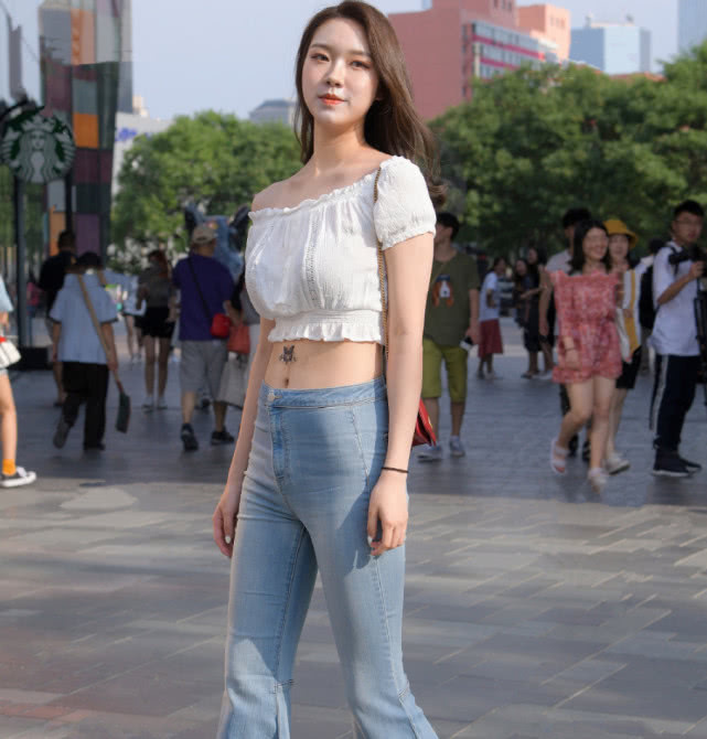 阔腿裤|街拍一字肩露脐装配复古牛仔阔腿裤,跟小姐姐学穿搭时尚又霸气